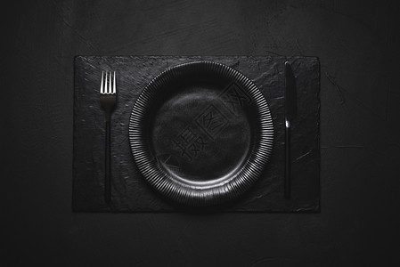 黑墨镜中的空盘子和餐具黑晚安排盘子和桌上的餐具空盘子平板图片