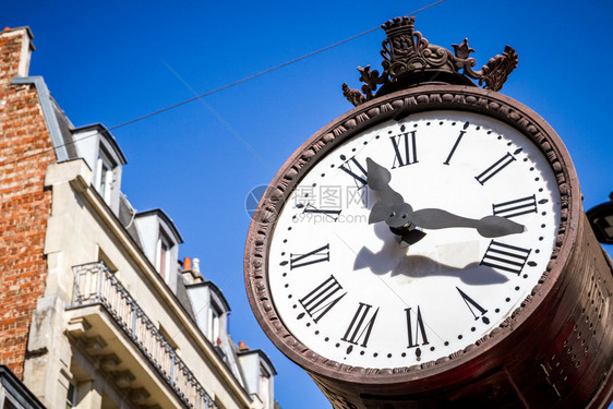 法国巴黎的公共时钟图片