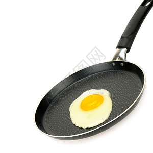 煎铁锅炸鸡蛋喷洒在白色上方空闲的文字间图片