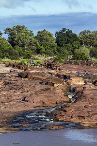 非洲南部kruge公园的红岩全景观图片