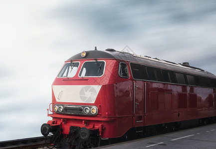 铁路轨道和平台上的红色火车头旅行概念回转火车站和德国头背景图片