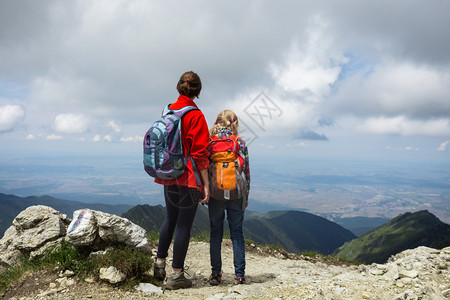 母亲和女儿在山区徒步旅行图片