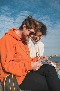 两位年轻朋友一起旅行的肖像一张寻找方向旅行概念图片