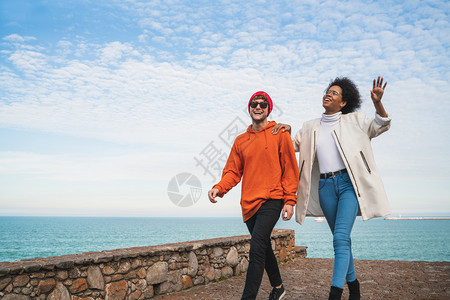 不同肤色的男女青年在郊外开心的游玩图片