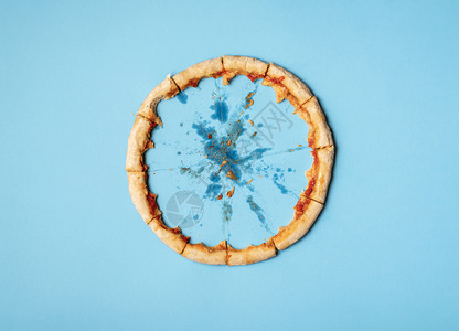 蓝色背景和油脂痕迹环状的比萨饼皮壳平坦的披萨皮壳和碎屑吃披萨环境饮食比皮饼有趣的概念图片