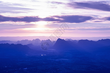 美丽的亚洲石灰岩山地貌悬崖的石灰岩山地貌朱克拉杜昂公园和平的早晨图片