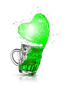 以绿色新鲜啤酒饮料和创意喷洒形式在白色背景上喷洒复制空间快乐的stparick白天的概念啤酒喷洒以香草叶的形式喷洒图片