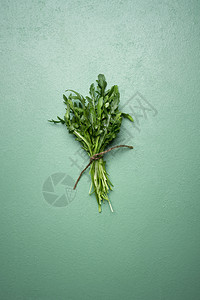 新鲜收获的花生叶捆绑在绿色薄荷背景的捆绑中仅看一束罗科拉花健康食物沙拉成分图片