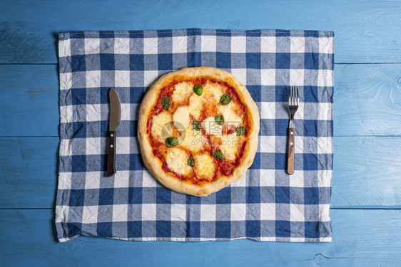 烤奶酪披萨和餐具德国披萨晚宴的设置图片