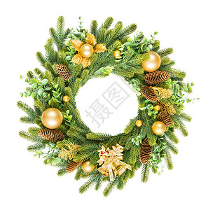 传统的欧洲圣诞花环绿色的树枝和叶装饰着金球钟铃和圆锥孤立在白色背景上背景图片