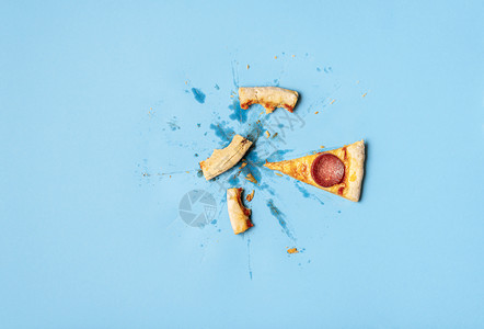 最后一块是蓝底的意大利面饼和结壳剩菜吃了意大利面饼辣椒片和皮壳披萨吃了图片