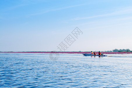 2019年月3日乌东达尼泰兰长尾船和观光客在宁静的哈恩湖明亮天空下的木船在莲花湖上图片