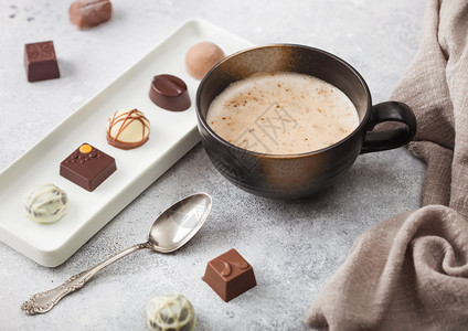 咖啡杯和奢华巧克力糖果图片