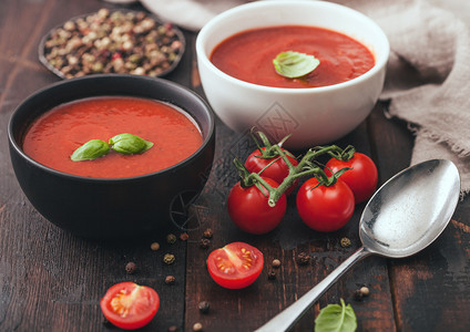 瓷碗盘加勺子胡椒和木板的厨房布加生番茄图片