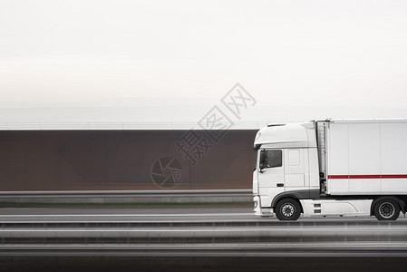 在高速公路上快行驶的集装箱大卡车图片