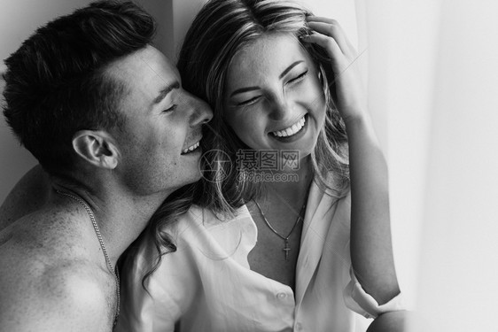 黑白照片的年轻夫妇微笑图片