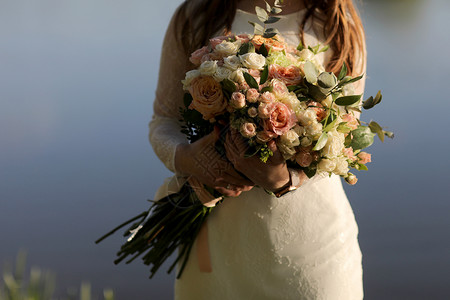 新娘拿着一束粉红花和白新娘拿着一束粉红花和白图片