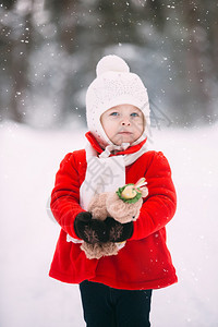 穿着红大衣的小女孩和一只泰迪熊在冬天玩得开心女孩在雪地玩耍女孩在冬天玩得开心图片