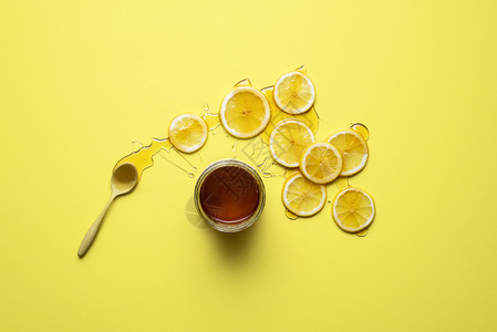 蜂蜜罐和柠檬片上加蜂蜜黄色背景柠檬和蜂蜜平板天然冷水疗法戒毒和豁免治疗图片