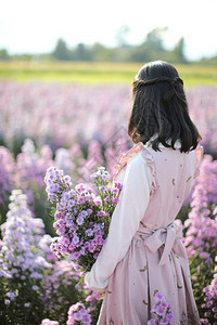 紫花背景的肖像女孩图片