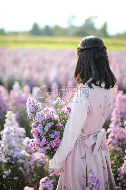 紫花背景的肖像女孩图片