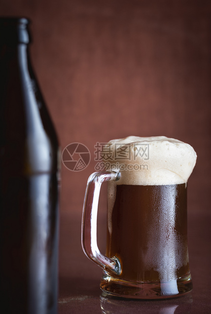 黑啤酒一品脱含泡沫和冰霜褐色背景冰啤酒夏季饮料黑啤酒杯子里有黑啤酒精饮料新鲜啤酒图片