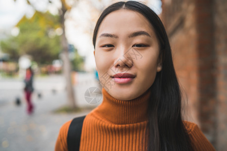 年轻美丽的亚洲女在街上露天的肖像城市概念图片