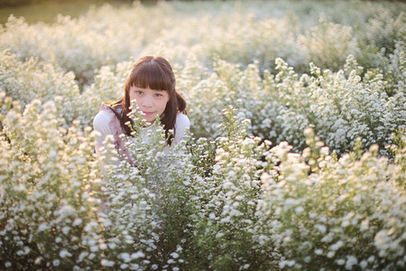 花海里的短发女生图片