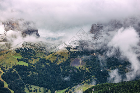 美丽的景色覆盖白天云彩一意大利高山的风景图片