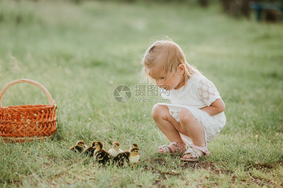 母亲给女儿看一只小鸭子图片
