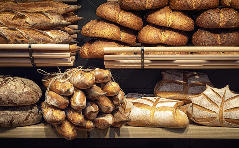 在面包店的木架上在面包店德国不同类型的面包美味甜面包健康的饮食面包房店等图片