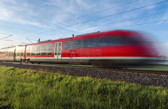 现代红色列车运动模糊穿梭绿色自然德国乡村夏天阳光明媚的日子斯瓦比什大厅德国火车运输图片