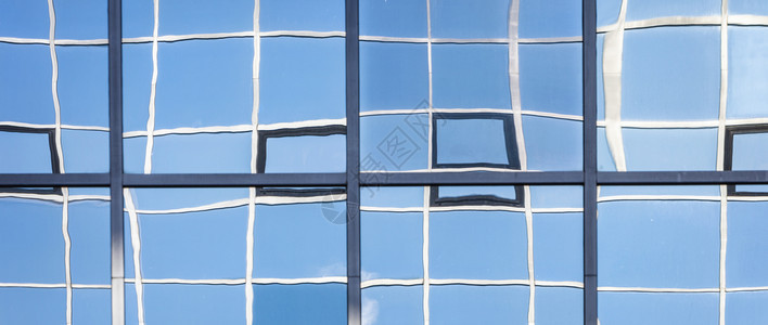 现代办公楼窗中建筑的反映所形成抽象模式图片