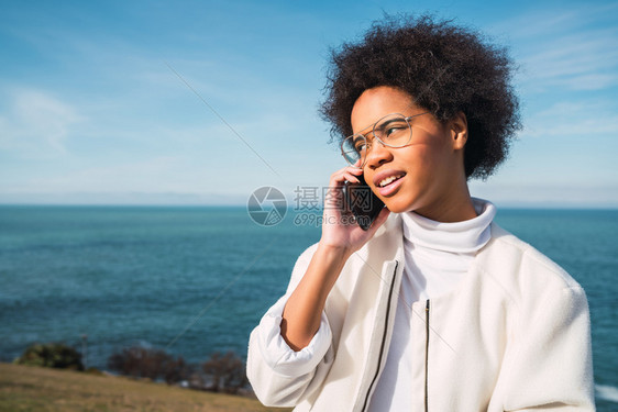 拉丁女人在海边打电话图片