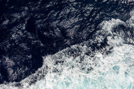 海洋的顶端有来自船只的大浪海背景图片