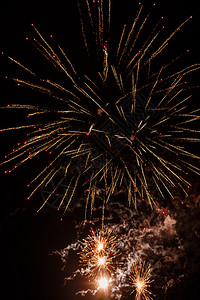 黑色天空背景的有烟花独立日july4的第四天图片