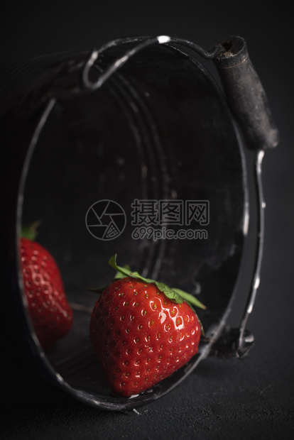 采摘草莓概念美味新鲜草莓紧贴黑色背景图片