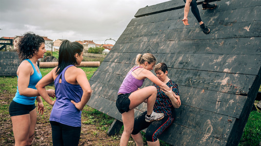 障碍课程女参与者群体攀爬金字塔障碍课程女参与者图片