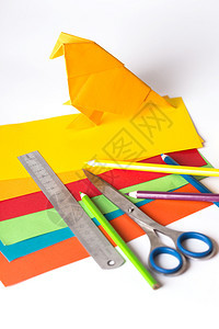 由彩色纸标尺铅笔刀子组成的有色纸鸟图片