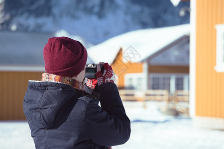 女孩环绕岛旅行在摄像头上拍照诺威图片
