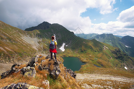 女孩徒步旅行者在山上的一条小路图片