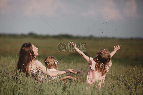 母亲和两个女儿在户外开心的玩耍图片
