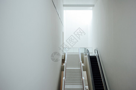 白色建筑内部最简陋的白色建筑中新现代扶梯和楼图片