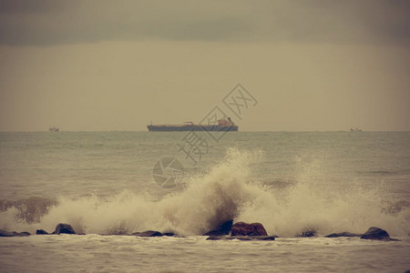 海景在暴风雨中海上的货船图片