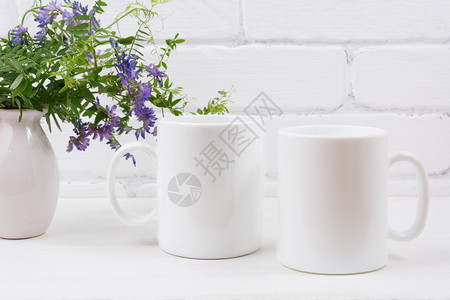 两杯白咖啡装紫色老鼠豆花空杯装作设计促销品图片