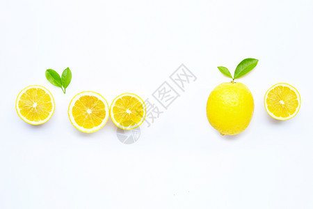 白色背景上绿叶子的新鲜柠檬复制文本或产品的空间图片