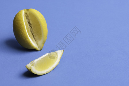 纯柠檬水果切片和一柠檬在蓝色无缝背景下被孤立夏季果汁丰富维生素c水果新鲜柑橘水果图片