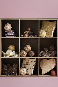 不同种类的巧克力和菠萝装在有9个方格的盒子里巧克力甜品盒里图片