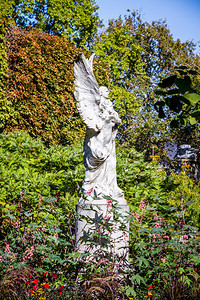 在豪华花园的天使雕像巴黎的天使雕像图片