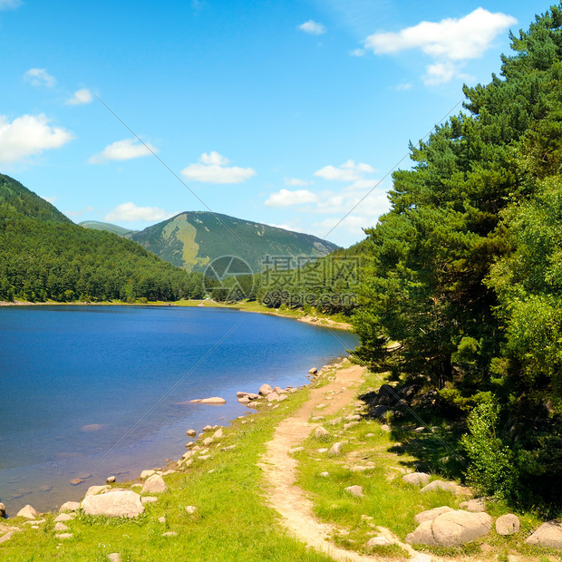 光滑的湖山和蓝天概念是旅行图片